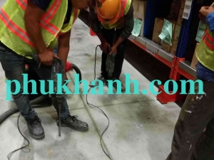 THI CÔNG BƠM VỮA SIKA GROUT VÀO BÊN DƯỚI NỀN BÊ TÔNG NHÀ XƯỞNG BỊ RỖNG