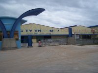 * Báo cáo hiện trạng công trình: Rò rỉ nước tại vách tầng hầm, mạch ngưng của vách bê tông vào bên trong tầng hầm vận hành máy cuộn tone của nhà máy. Tại vị trí thấm bê tông tường vây có hiện tượng rỗ khá nhiều. Nước rò rỉ vào bên trong theo dòng lớn gây hoan ố một khu vực tường bê tông.Nước rò rỉ làm ngập bề mặt tầng hầm hơn 40cm. Theo báo cáo như trên công ty chúng tôi đã đề ra quy trình thi công xử lý rò rỉ nước bằng phương pháp bơm keo áp lực cao. * QUI TRÌNH THI CÔNG PHƯƠNG PHÁP BƠM KEO ÁP LỰC CAO: Bơm nước ra khỏi tầng hầm để tiến hành xác định điểm thấm cho công tác thi công. Đục bỏ lớp bê tông bị rỗ bên ngoài vị trí thấm để xác định vị trí rò rỉ nước. Tiến hành gắn kim bơm một chiều để tiến hành bơm keo vào bên trong vị trí thấm. Sử dụng chất đông kết nhanh để trám trét các vị rí bê tông bị rỗ. Tiến hành bơm keo trương nở PU – SL 669 vào bên trong bê tông tại các vị trí gắn kim một chiều. Gỡ bỏ kim bơm và hoàn thiện bề mặt khi đã tiến hành xong việc bơm keo ngăn rò rỉ nước. * Đánh giá hiện trạng vị trí thấm khi thi công hoàn thành: Khi công tác thi công hoàn thành tại vị trí thấm đã không còn hiện thấm.Bề mặt khô ráo đảm bảo cho công tác vận hành máy cuộn tone tại nhà máy của chủ đầu tư.